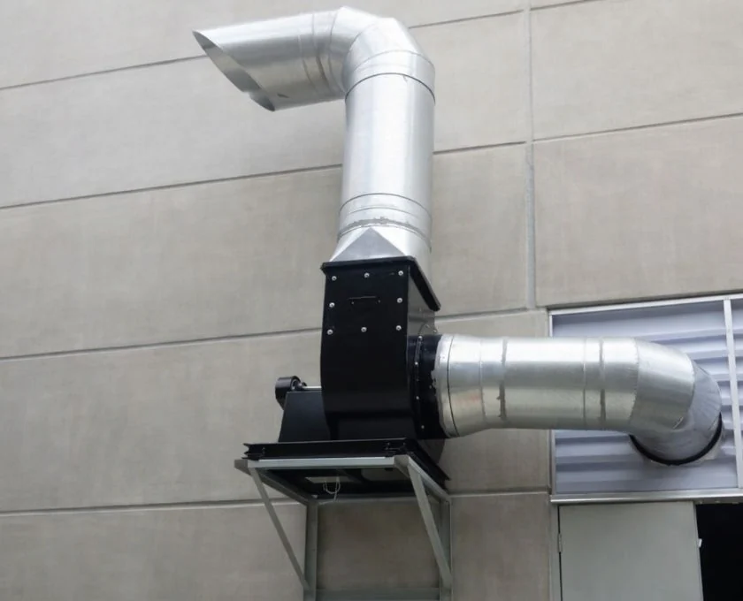 Detalhe de fabricação de coifa industrial sob medida Art Coifas