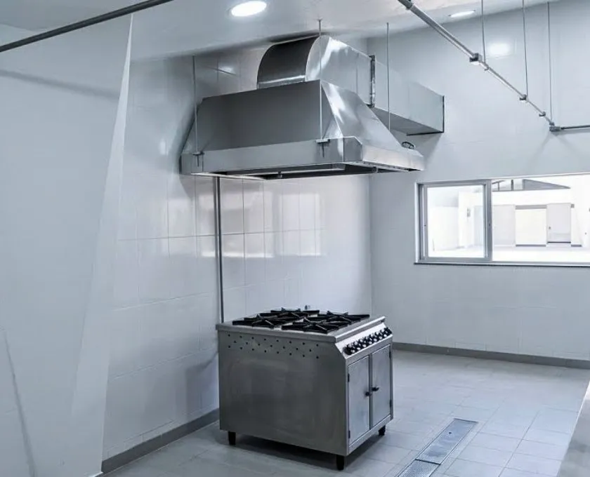 Coifa industrial sob medida fabricada pela Art Coifas para galpão industrial